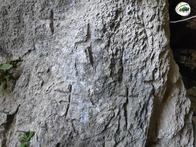 Cruces talladas en la roca
