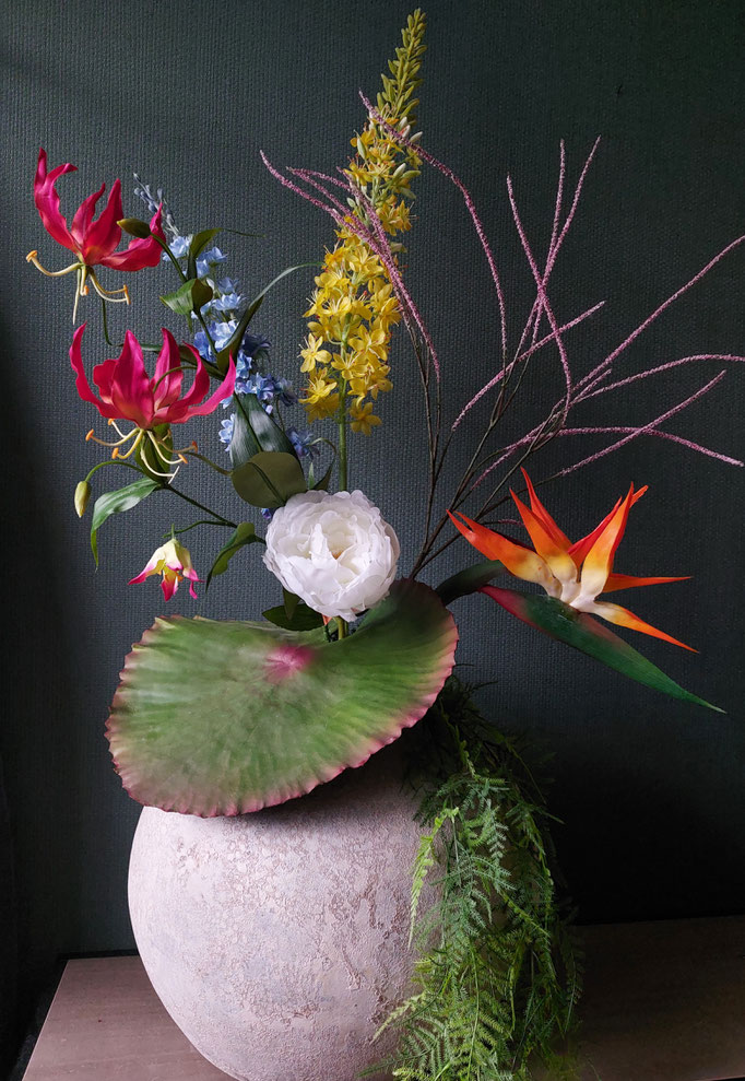 Bol vaas beigetint met een fleurig boeket. hoogte ongeveer 90cm. totaalprijs €165 .Is verkocht.kan eventueel een gelijkwaardig zijden stuk opmaken op een bolvaas
