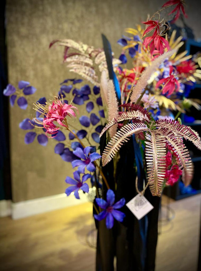   aparte zwarte houten decoratie met zijden bloemen. Hoogte ongeveer 100cm. Totaal 95cm. hoog.Deze decoratie kan  eventueel ook met ander bloemen opgemaakt worden.