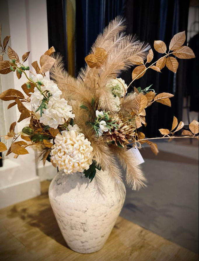 stoere vaas met zijden bloemen .kleur beige, bruin, goudtinten. Prijs €225. VERKOCHT. Wil je een zijden boeket in deze kleur zonder vaas, kan ik dit op maat maken voor u.Prijs in overleg 