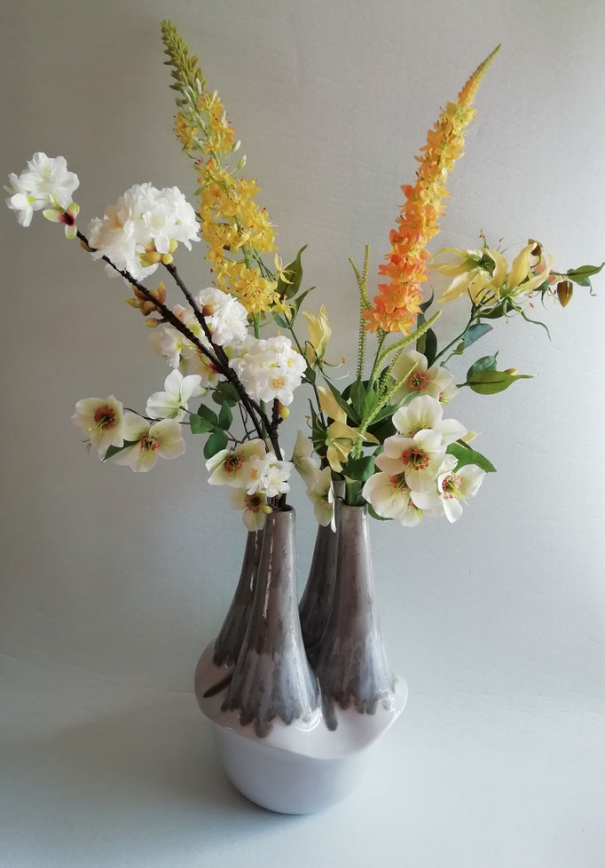 Vaas en boeket word in opdracht gemaakt. Prijs van deze decoratie €179. ook eventueel te huur.