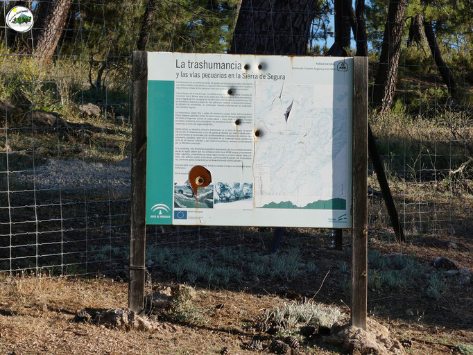Cartel de la Trashumancia, junto a una cerca vallada para guardar el ganado