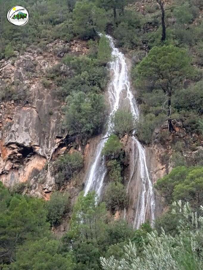 Cascada por la sierra de Las Villas. la que se ve junto a la carretera del charco del Aceite o Pringue.