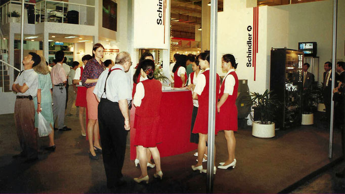 China '98 | Shanghai: World Ellevator Exhibition: «Einstimmen» des Standpersonals.