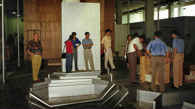 China '98 | Shanghai: World Ellevator Exhibition: Aufbauarbeiten vor Ort. Stand: 40 x 15 m, 2-stöckig. Oben Gourmet-VIP-Restaurant.