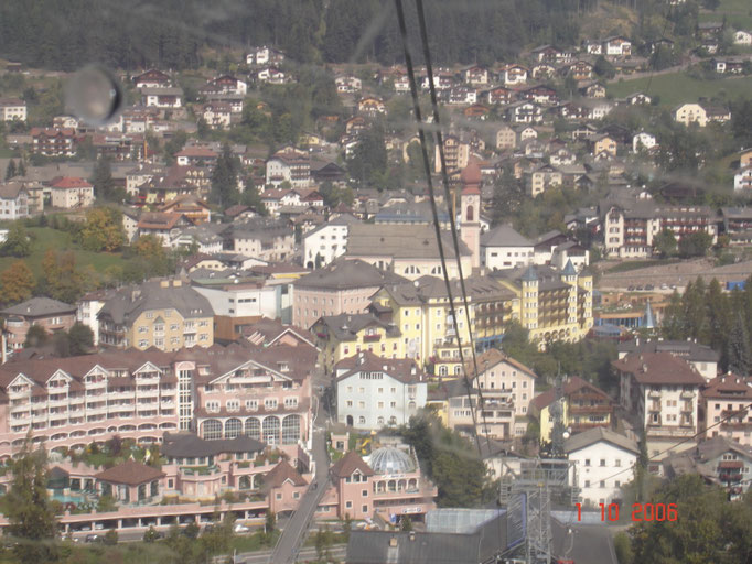 St. Ulrich/Gröden '06 | Gondelbahn auf die Seiser-Alm: Blick auf St. Ulrich.