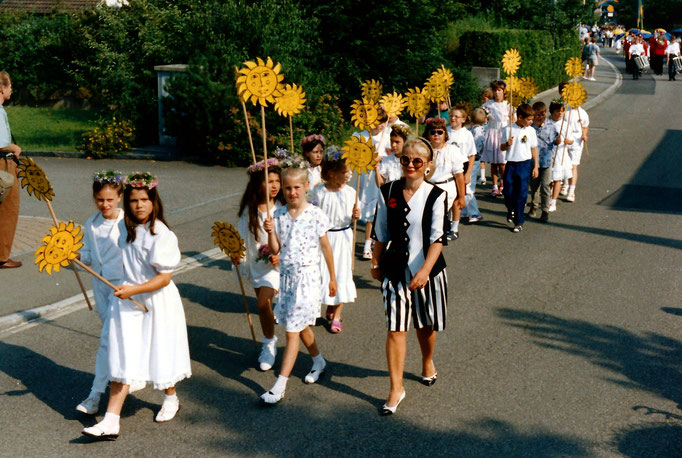 1983   Niederlenz: Jugendfest-Umzug.