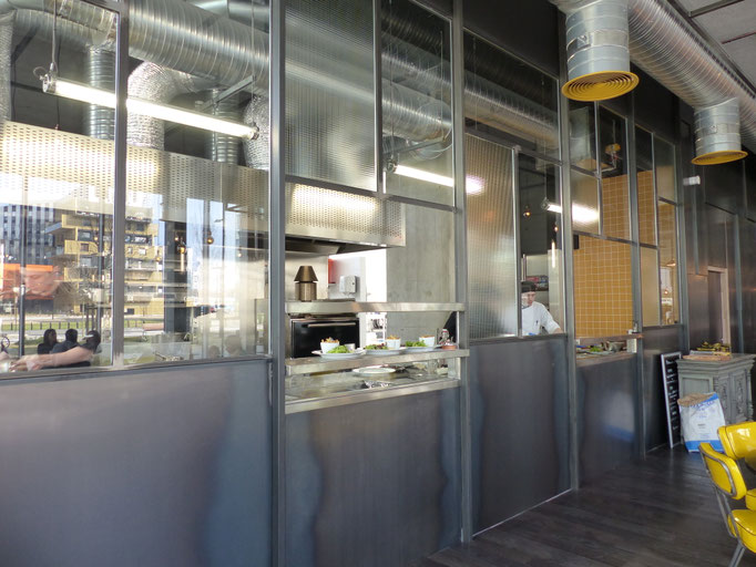 Verriere de cuisine avec verre brouillé du restaurant "Les Brassés" 