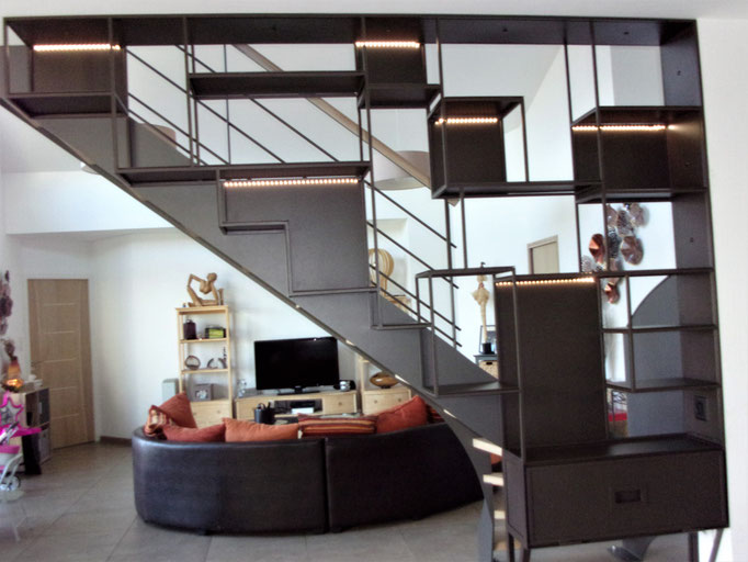 Meuble bibliothèque en acier sur mesure avec luminaires intégrés