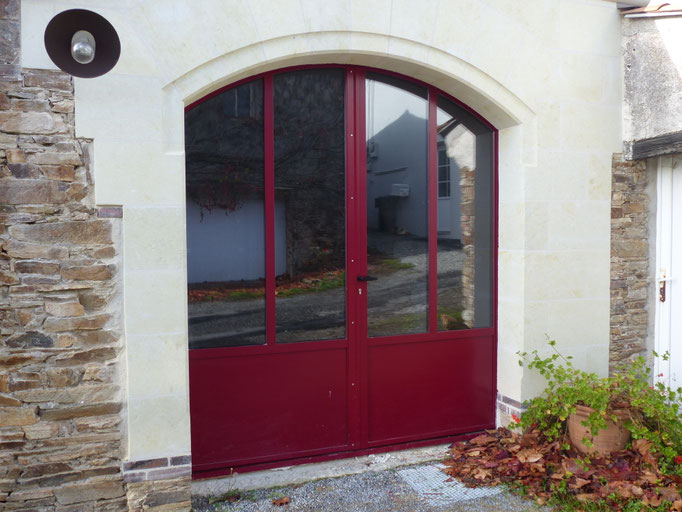 Porte vitrée style traditionnelle en acier cintrée