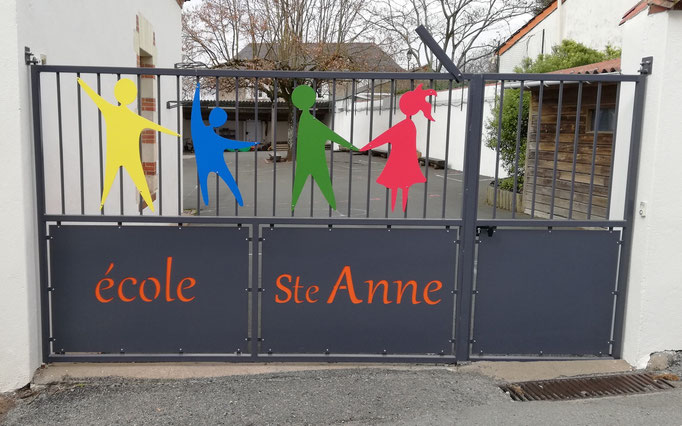 Habillage de Portail découpé laser pour l'Ecole Sainte Anne de La Varenne