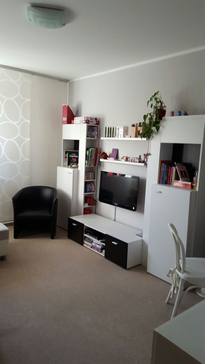 Modernes Gästezimmer mit harmonisch aufeinander abgestimmten Grautönen für ein stilvolles und ruhiges Ambiente.