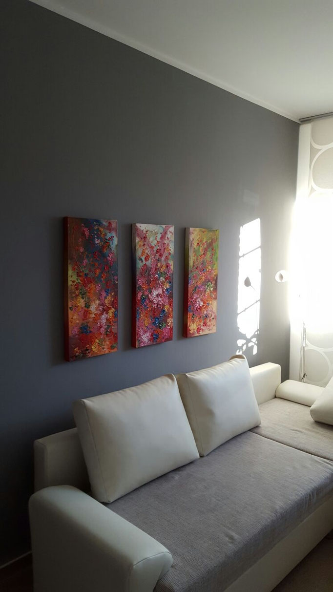 Stilvoll eingerichtetes Gästezimmer, in dem verschiedene Grauabstufungen ein modernes und harmonisches Gesamtbild schaffen.