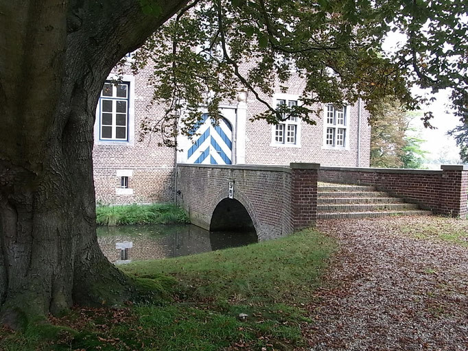 Eine kleine Brücke führt ins Schloss