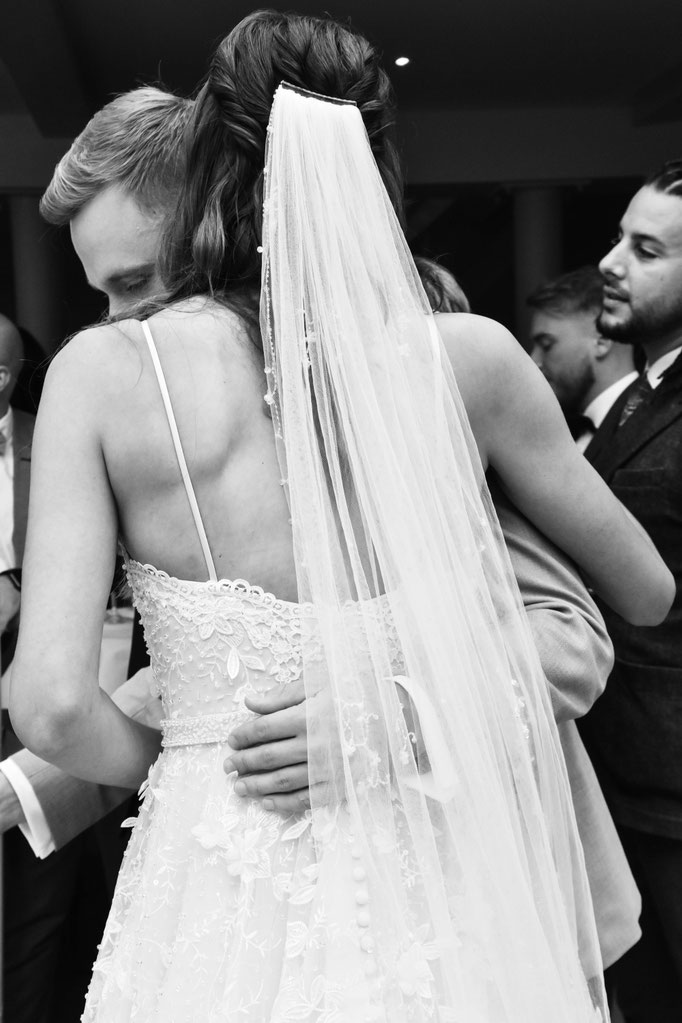 Brautpaar in inniger Umarmung bei einer Hochzeit in Hamburg