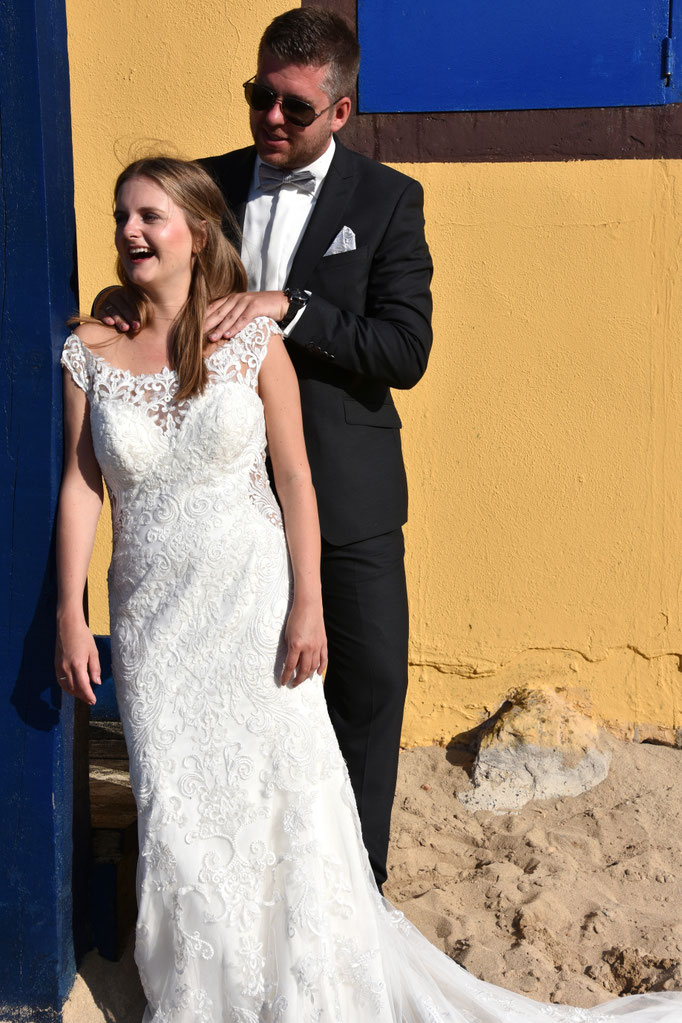 Junges Brautpaaar lachend beim Brautpaarshooting am Strand