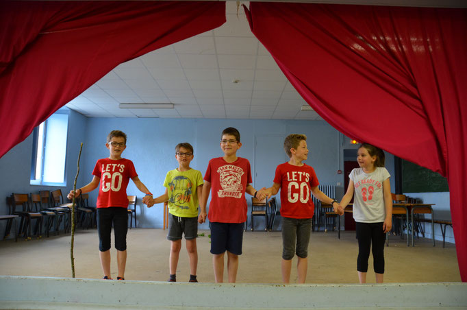 Salle de spaectacle avec des enfants sur scène au Centre La Margeride à saugues en Auvergne