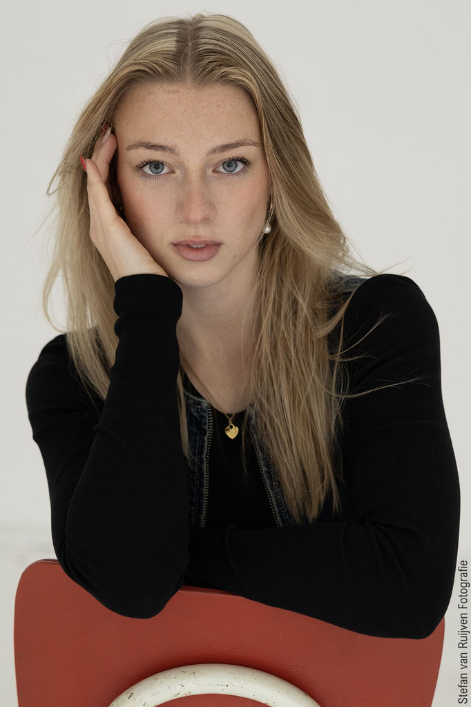 Daisy gefotografeerd tijdens de Fotoshoot Dag op vrijdag 27 februari 2026 in Studio Duinlust. Ze kan met deze foto's zichzelf gaan inschrijven als acteur en model bij de Modellen- en Castingbureaus