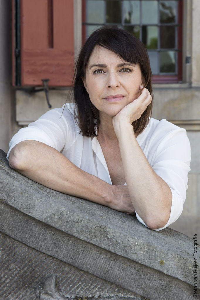 Samen met Marion in het centrum van Delft foto's gemaakt voor haar portfolio. Ze heeft bruin haar tot haar schouders en een witte blouse met jeans en tasje en laarzen. Foto's gemaakt door Stefan van Ruijven Fotografie