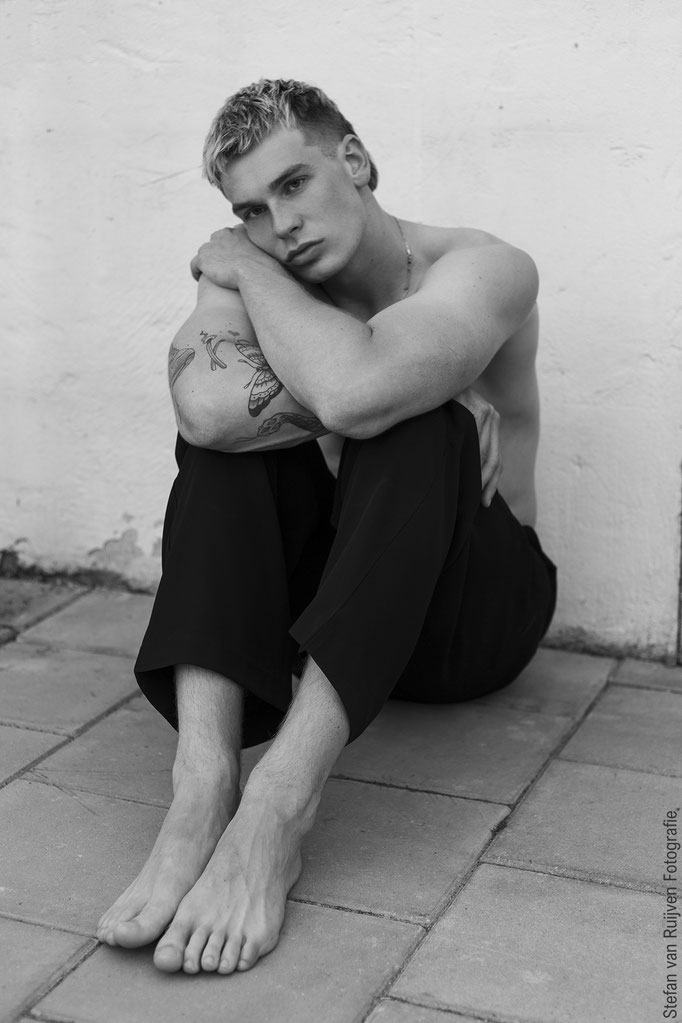 Fotoshoot Dag, Fotoshootdag, Breukelen, De Oude Kas, Portfolio, Portfolio laten maken, Portfolio shoot, Model Portfolio, New Generation Models, Bas, Model, Modeling, Mannelijk Model, Malemodel, Men's Fashion, Outfit, Kleding, Herenmode, Tattoo, Inked