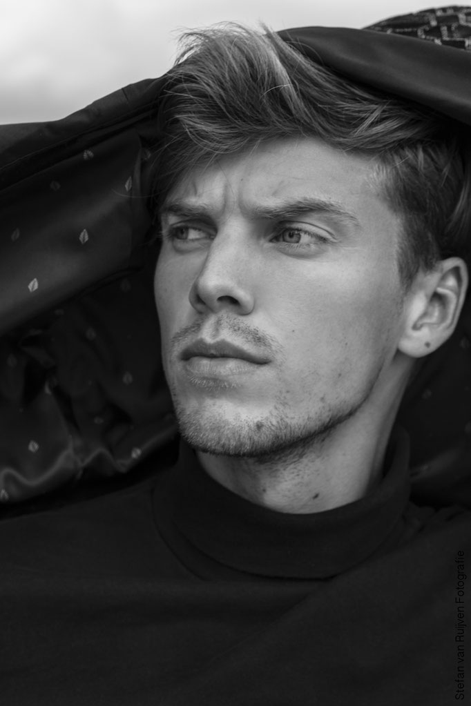 Zwart wit fotografie, black and white photography, shoot, fotoshoot, photoshoot, kleding, kledingmerk, herenlabel, mannenmode, herenmode, men's fashion, Stefan van Ruijven Fotografie, Model Malemodel, Campagnebeelden, Fotografie, Photography