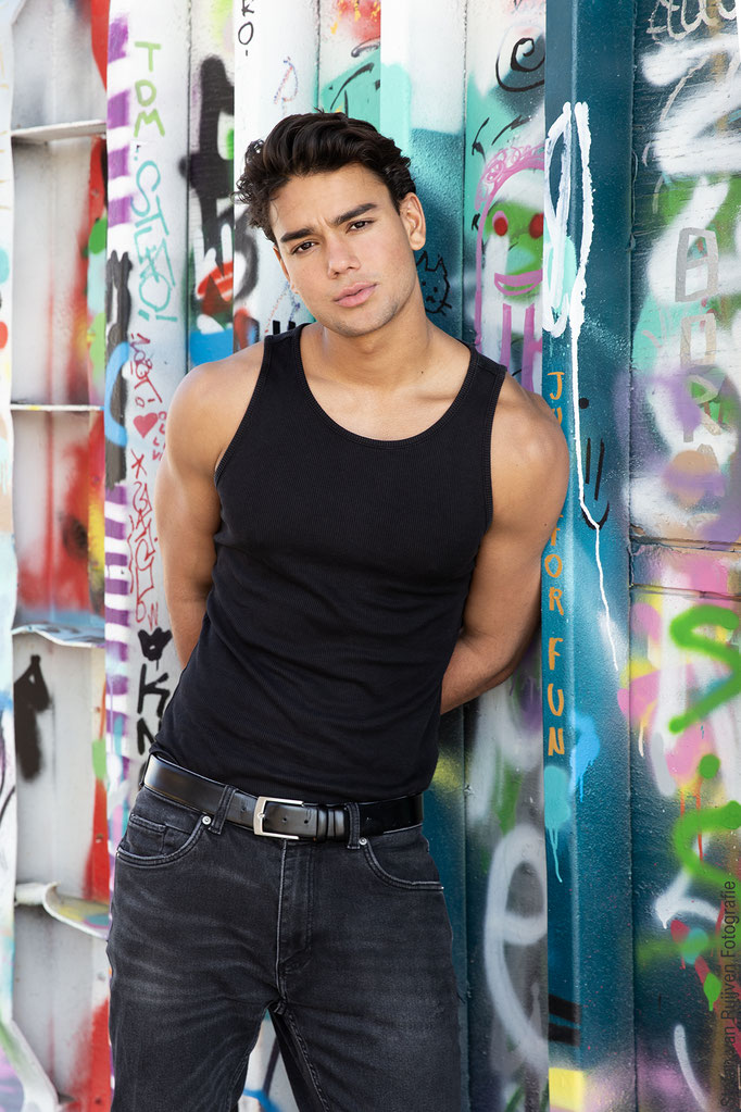 Stefan van Ruijven Fotografie heeft een fotoshoot gedaan met model op de NDSM Werf in Amsterdam, Portfolio om hem in te kunnen schrijven bij een Modellenbureau of Castingbureau, Model, Model worden, Inschrijven Modellenbureau, Mannelijk model, shoot