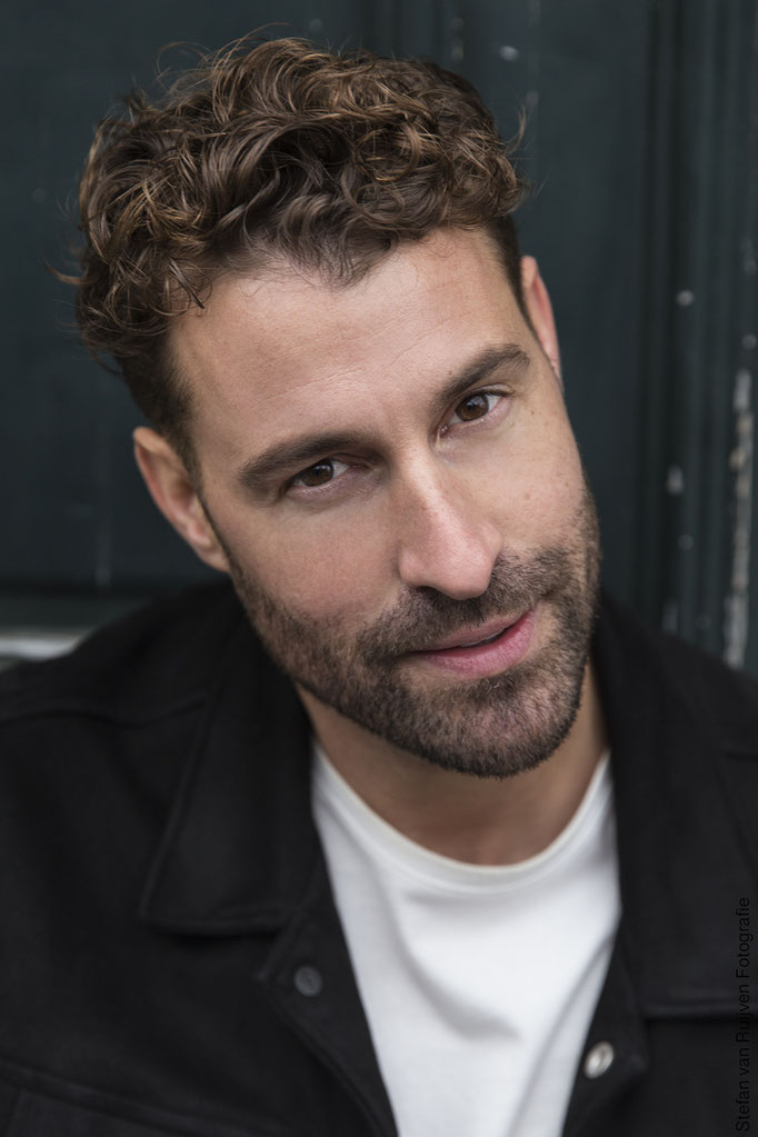 Commercieel model, mannelijk model, fotografie, portfolio, portfolio laten maken, nieuwe foto's nodig, castingmodel, casting, castingbureau, inschrijven castingbureau, inschrijven modellenbureau, malemodel, acteur, commercial, model fotografie