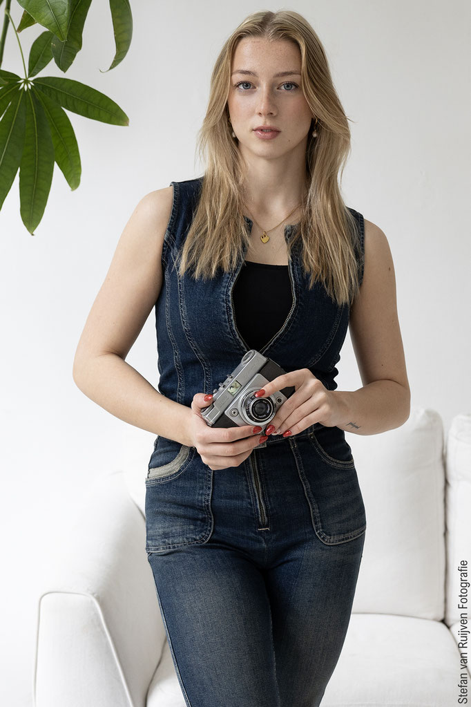 Daisy gefotografeerd tijdens de Fotoshoot Dag op vrijdag 27 februari 2026 in Studio Duinlust. Ze kan met deze foto's zichzelf gaan inschrijven als acteur en model bij de Modellen- en Castingbureaus