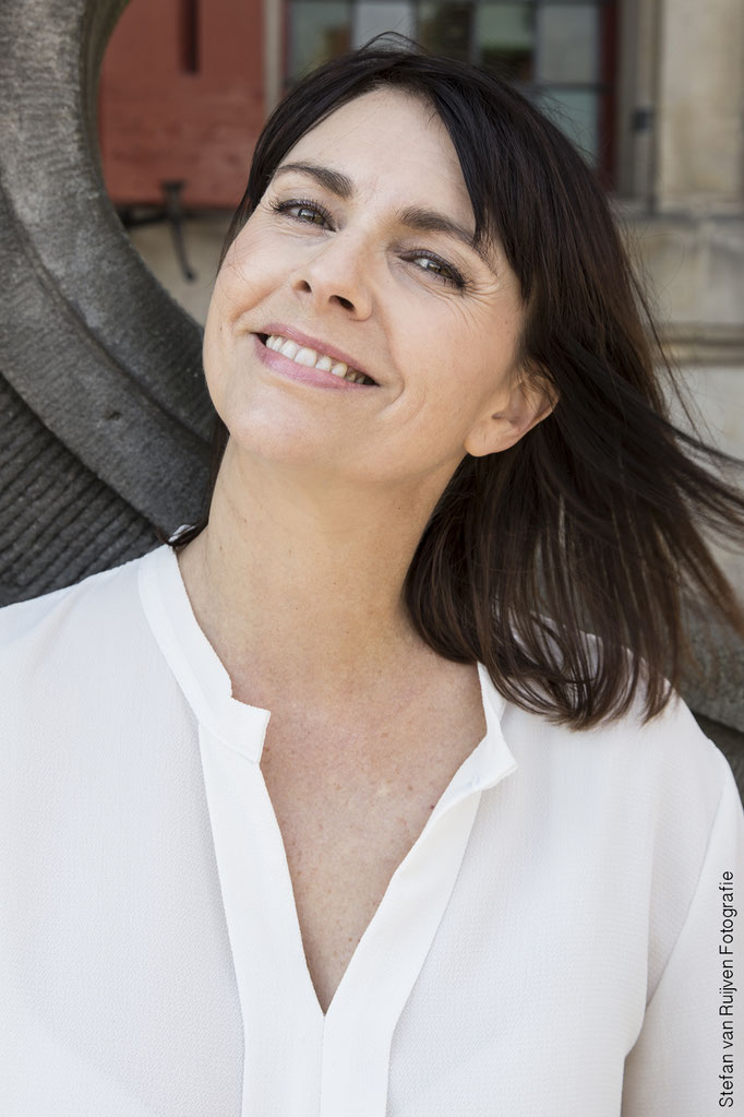 Samen met Marion in het centrum van Delft foto's gemaakt voor haar portfolio. Ze heeft bruin haar tot haar schouders en een witte blouse met jeans en tasje en laarzen. Foto's gemaakt door Stefan van Ruijven Fotografie
