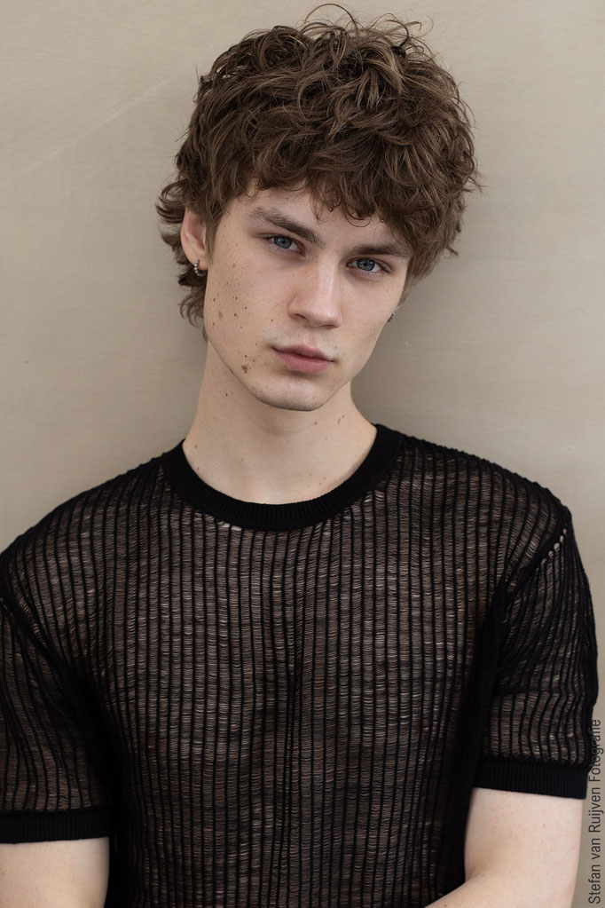 Joshua gefotografeerd in een zwarte outfit in Studio 54, dit is een daglichtstudio. Portfolio gemaakt tijdens de Fotoshoot Dag die ik, Stefan van Ruijven Fotografie heb georganiseerd