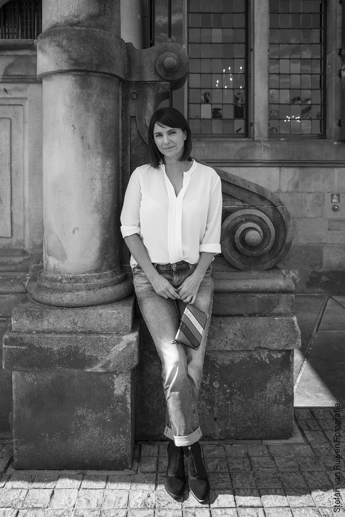 Samen met Marion in het centrum van Delft foto's gemaakt voor haar portfolio. Ze heeft bruin haar tot haar schouders en een witte blouse met jeans en tasje en laarzen. Foto's gemaakt door Stefan van Ruijven Fotografie