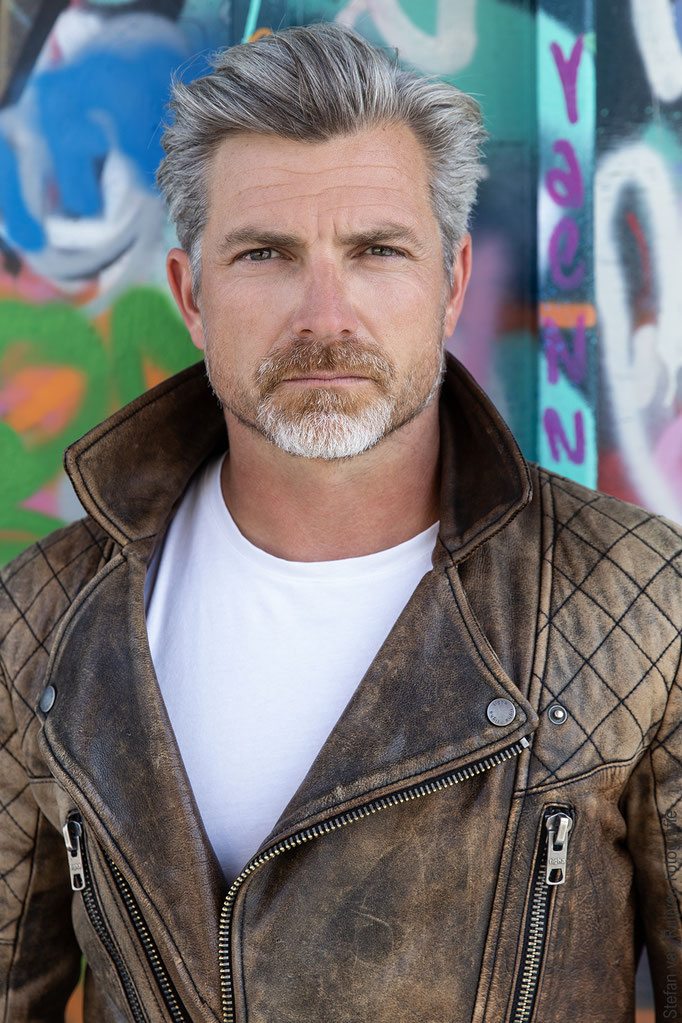 Bas, Graffiti, Kleurrijk, NDSM Werf, Fotoshoot locatie in Amsterdam, Fotograaf in Amsterdam, leren jack, outfit, stoer, Stefan van Ruijven Fotografie, Inschrijven Modellenbureau, Portfolio update, Acteur, Fotoshoot als Acteur, Acteren, Actor