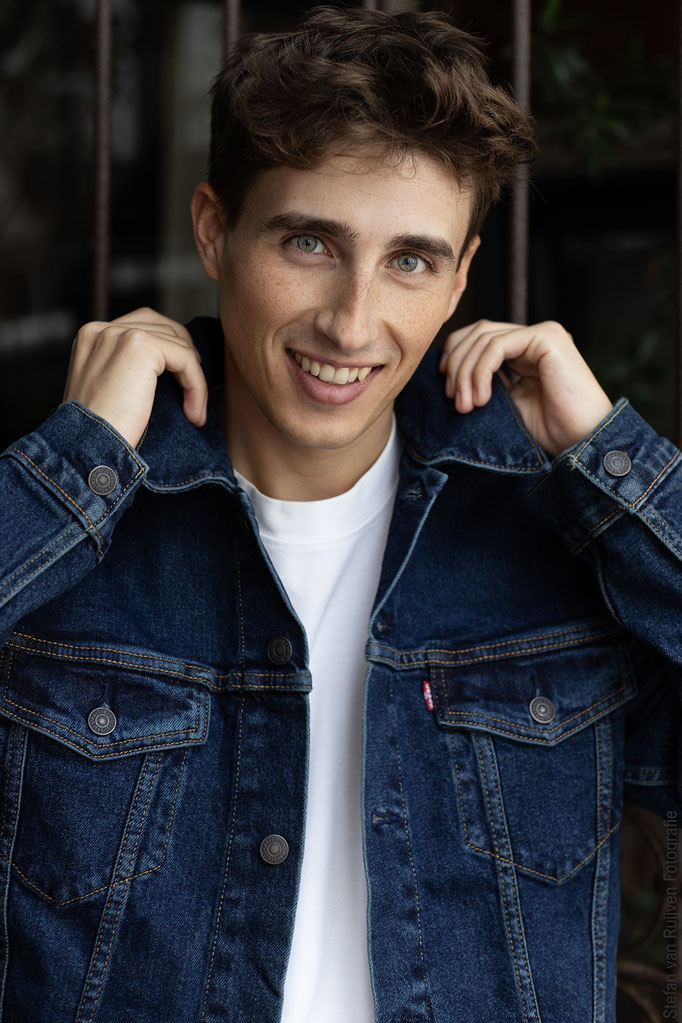 Een portret met een lach, deze en nog veel meer andere foto's gemaakt tijdens de Fotoshoot Dag in Atelier de Bioscoop in Geertruidenberg. Stefan van Ruijven heeft deze fotoshoot dag speciaal georganiseerd voor modellen en acteurs. 