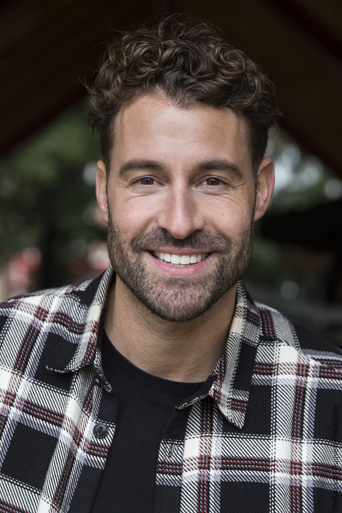 Commercieel model, mannelijk model, fotografie, portfolio, portfolio laten maken, nieuwe foto's nodig, castingmodel, casting, castingbureau, inschrijven castingbureau, inschrijven modellenbureau, malemodel, acteur, commercial, model fotografie