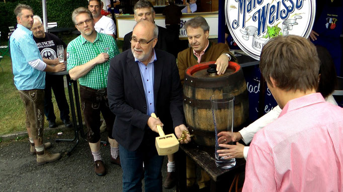 Mit 3 zarten Schlägen hat Bürgermeister Harald Schlegel das Maisel's Weisse Fass angestochen "O'zapft'is"