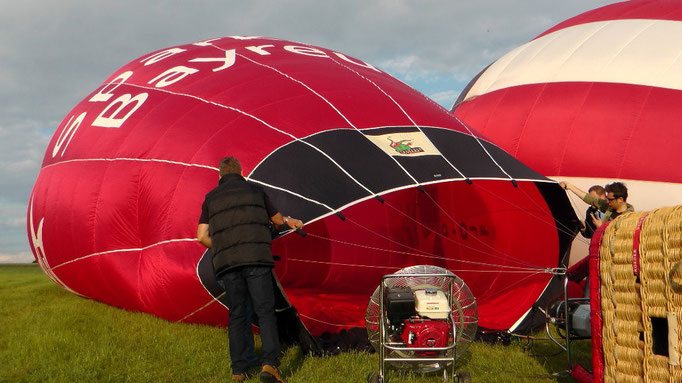 Um 19:15 Uhr wir mit einem motorgetriebenen Ventilator die Ballonhülle mit kalter Luft gefüllt. © Copyright by Olaf Timm