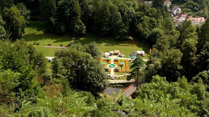 Blick von der Burgruine Marienkapelle auf den Kurpark