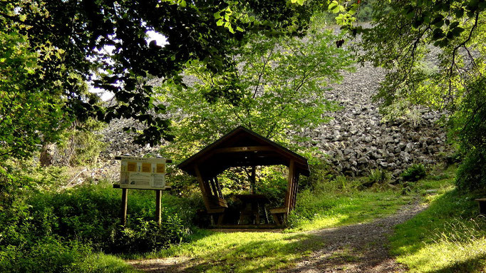 Infotafel mit Unterstellhütte