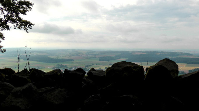 Blick von der Basaltblockhalde in die Ferne