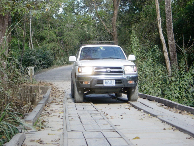 Unser 4x4 auf einer Brücke auf dem Weg zur Bonavista Lodge