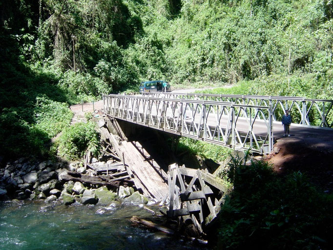 Alte Brücke eingestürzt, neue wird darüber gebaut. Das abräumen überlässt man hier der Natur !!!