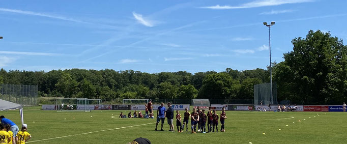 Bei tollem Wetter wurde auf dem schönen Rasenplatz gespielt