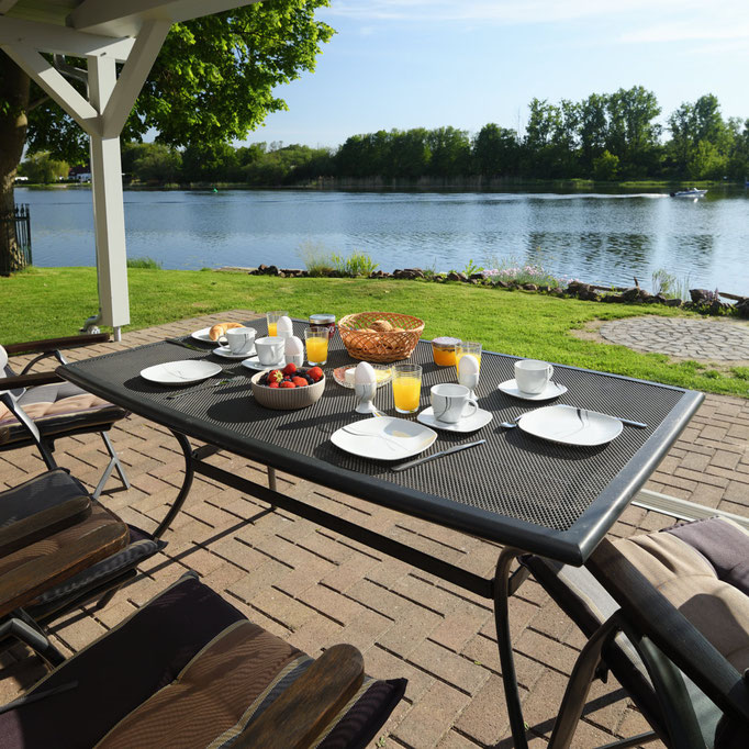Terrasse mit Blick aufs Wasser