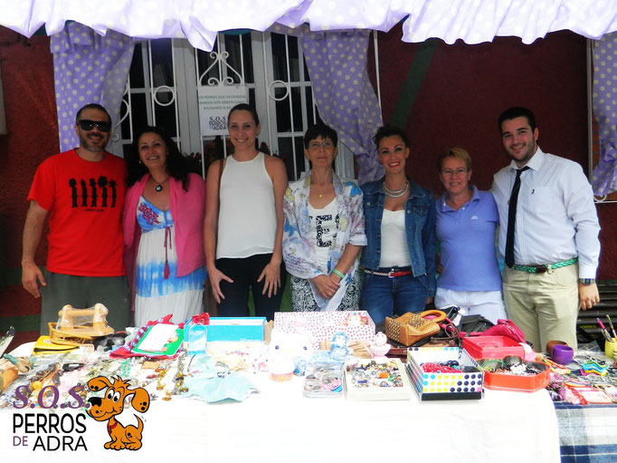 Junto a miembros de la asociación SOS Perros de Adra en el mercadillo solidario realizado en Puente del Río (Adra) - (14 de Junio de 2015)
