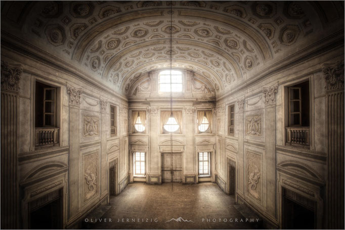 Villa Carpeneto in Italien: Ein Lost Place, dessen stiller Verfall auf dem Foto eine faszinierende Melancholie ausstrahlt. Verborgene Schönheit