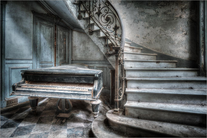 Ein Lost Place der besonderen Art: Das verfallene und vergessene "Chateau Verdure" in Frankreich, France - © Oliver Jerneizig