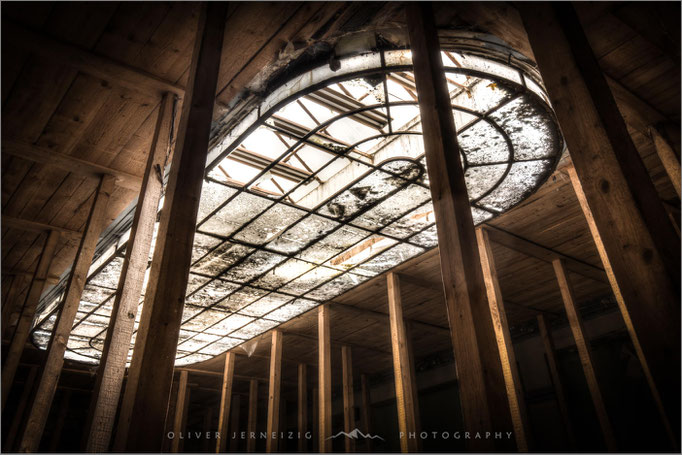 Das "Haus der Offiziere" in Deutschland: Ein Lost Place, dessen verlassene Räume im Foto von einstiger Bedeutung erzählen. Stille Zeugen vergangener Zeiten