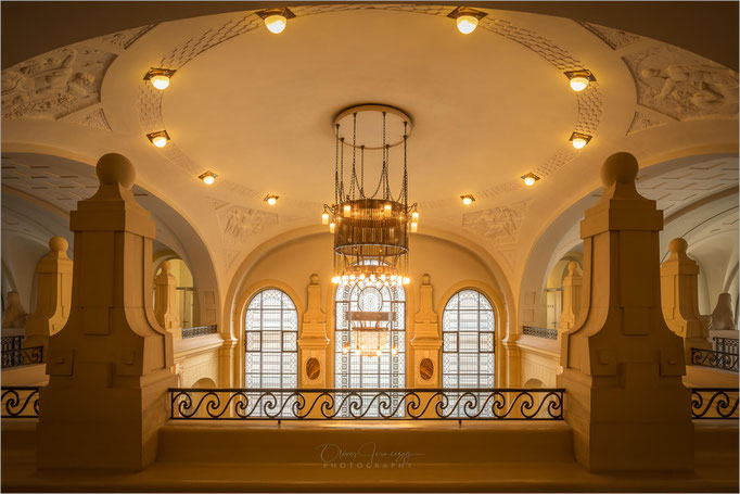 Treppenhaus und Halle der Bezirksregierung auf der Cecilienallee in Düsseldorf, Nordrhein-Westfalen, Deutschland    © Oliver Jerneizig