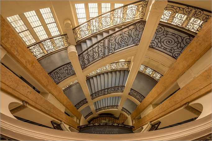 Treppenhaus und Halle des Oberlandesgerichts auf der Cecilienallee in Düsseldorf, Nordrhein-Westfalen, Deutschland    © Oliver Jerneizig