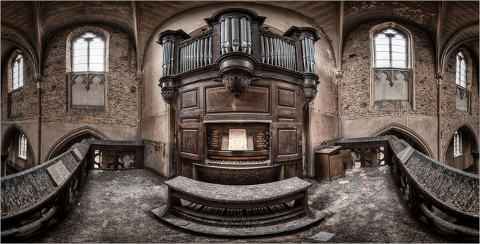 Ein Lost Place der besonderen Art: Die verfallene und vergessene Kirche "Blue Christ Church" in Belgien, Belgium - © Oliver Jerneizig